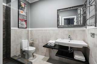 Отель EliteHouseOdessa Одесса Двухместный номер с двуспальной кроватью и дополнительной кроватью-6